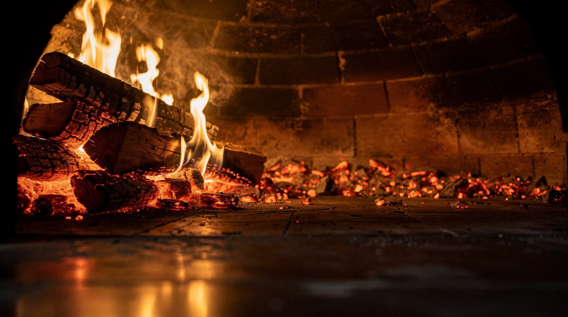 Holzofen mit Flammen und glühender Glut